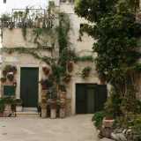 Quasi alla fine della strada ci stupiscono poi alcuni scorci da cartolina. Spuntano angoli decorati con fiori colorati...